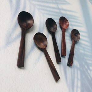 Mini cuillère en bois ROSE rouge 15cm, ustensiles de table artisanaux en gros fabriqués par VITRAPRO - Product Image 3