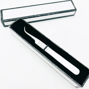 Pince à cils en gros de qualité supérieure en acier inoxydable massif incurvé en J avec pince à épiler pour extension de cils à volume scintillant argenté - Product Image 1