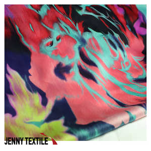 ผ้าพิมพ์ลายสีสันสดใส 94% โพลีเอสเตอร์ 6% สแปนเด็กซ์ ผลิตจากเวเนเซีย เกาหลี เหมาะสำหรับตัดเย็บเสื้อผ้าสตรี เนื้อผ้านุ่ม ระบายอากาศดี ใช้สำหรับทำชุดเดรส เสื้อเชิ้ต กระโปรง - Product Image 1