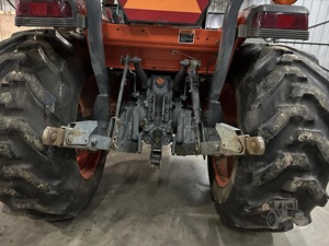 Tractor de Ruedas Usado KUBOTA L3010 de 1999 con Motor de 35HP y Caja de Cambios con Bomba de Engranajes y Rodamientos - Product Image 4