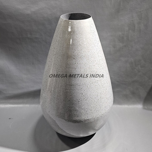 Jarrón de metal decorativo de alta calidad con patrón geométrico en relieve y forma cónica para un ambiente lujoso y elegante - Product Image 3