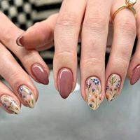 Korte druk op Amandelvormige nepnagels Bloem Acryl Herfstnagels Volledige dekking Lijm op Schattige valse bloemige stick-on nagels Groothandel