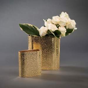 Vase à fleurs élégant en aluminium avec un design fait à la main et fini or parfait pour la décoration de mariages et d'événements - Product Image 1