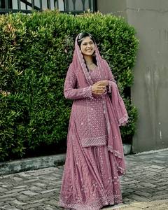 Salwar Kameez de Fiesta con Piel Sintética, Lentejuelas y Bordado Zari, Materiales Reciclados - Product Image 2