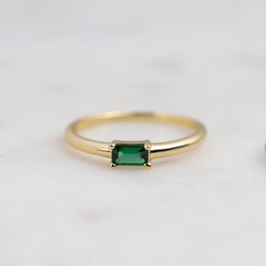 Anillo fino de piedras preciosas de Esmeralda Baguette de oro y plata vintage, joyería de piedra natal para ella para compromiso de boda o fiesta - Product Image 1