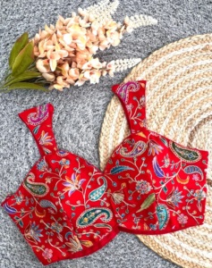 Blusa con bordado de zari y lentejuelas con estampado en posición Blusa con diseño de espalda abierta con detalle de huk Cuello en V de estilo moderno - Product Image 1