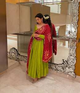 Robe décontractée réversible en mousseline de soie élégante de créateur avec bordure en dentelle, ensemble trois pièces comprenant un dupatta imprimé Bandhani pour les fêtes - Product Image 1