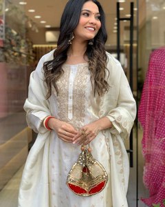 Ensemble Salwar Kurti traditionnel en tissu de soie viscose pure de couleur blanche, style sud-indien, avec travail de sequins et de broderies, à prix de gros - Product Image 3