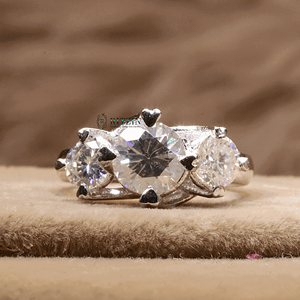 Anillo de compromiso de 3 piedras de corte redondo diamante para mujer - Product Image 5