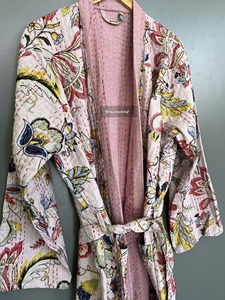 Robe de chambre matelassée Kantha vintage faite à la main veste en toile pour vêtements de plage d'hiver - Product Image 2