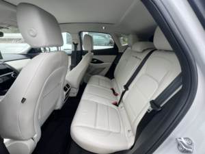 Bien mantenido limpio 2022 Jagua-r SE - Product Image 4