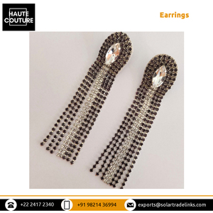 Boucles d'oreilles de mariée sur mesure, brodées à la main, avec des pompons noirs et argentés, au design saisissant et très tendance, pour femmes - Product Image 3