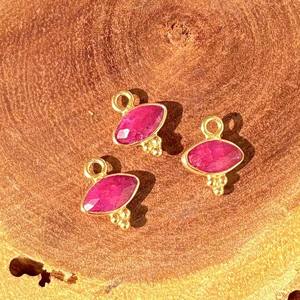 Colgante con Bisel de Rubí Teñido, Forma de Marquesa, Dije Delicado Chapado en Oro con Tres Colgantes Rawa - Product Image 2