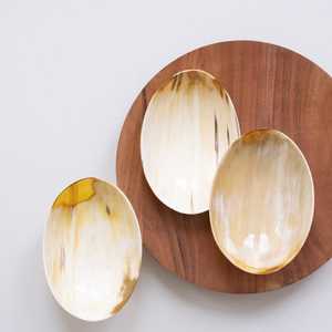 Bol de service en corne de buffle naturelle polie à la main avec artisan pour un style de table boisé au prix de gros par HF CRAFST - Product Image 1