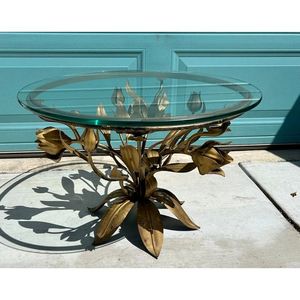Table basse en aluminium luxueuse avec des motifs floraux faits à la main et un plateau en verre poli fait pour impressionner dans des intérieurs haut de gamme - Product Image 3