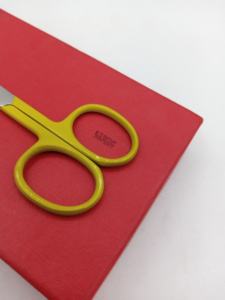 Tijeras de Cejas de Acero Inoxidable con Punta Plateada, Hoja Recta Pequeña, Recubrimiento en Polvo Amarillo de Alta Calidad, Logotipo Personalizado, Instrumento de Belleza - Product Image 5