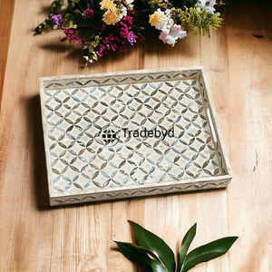 Bandeja con incrustaciones de fregona hecha a mano de lujo de Tradebyd, perfecta para casas modernas e interiores de diseñador - Product Image 1