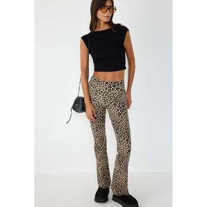 Pantalones con estampado de leopardo y cintura elástica - Product Image 2