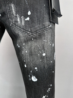 Jean en denim brodé et délavé style hip-hop avec effet éclaboussures de peinture et rivets, collection 2025, pour homme