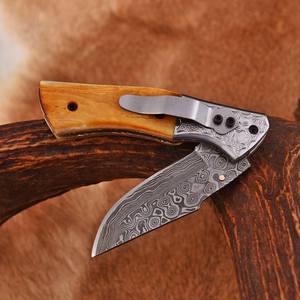 Couteau pliant fait main en acier damas Logo personnalisé OEM Serrure intérieure EDC Gaine en cuir pour usage extérieur avec manche en corne d'os - Product Image 2