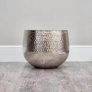 Jardinière traditionnelle en métal fini antique avec une texture de surface battue à la main et des bords incurvés élégants pour un charme rustique - Product Image 1