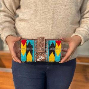 Cartera de Cuero con Diseño Azteca Estilo Occidental, Hecha a Mano, Vintage, Marrón, con Diseño Único de Baraja de Cartas - Product Image 2