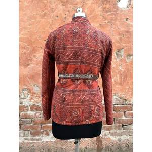 Albornoz corto estampado Ajrakh de algodón para mujer al por mayor, chaqueta de invierno bordada Kantha hecha a mano con estilo étnico tejido - Product Image 5