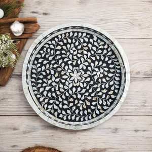 Bandeja con incrustaciones de hueso y resina hecha a mano Bandeja decorativa elegante para servir bebidas, aperitivos y regalos - Product Image 1