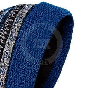 Vente en gros de bonnet chaud d'hiver en tricot jacquard multicolore blanc à la mode avec logo personnalisé - Product Image 4