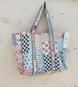 Bolso de mano de lujo Premium con estampado floral Bolso de mano impermeable de fabricación india con forro de lona Hecho en India Exportador - Product Image 6