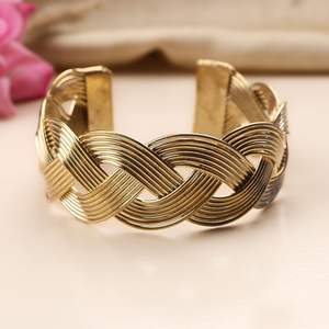 Brazalete de Metal Equilibrado que Combina Peso, Comodidad y Atractivo Visual para Uso Diario - Product Image 1