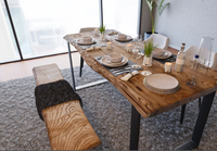 Table de salle à manger commerciale moderne de luxe en teck massif avec bord naturel et 2 bancs, mobilier de restaurant durable pour salon et chambre