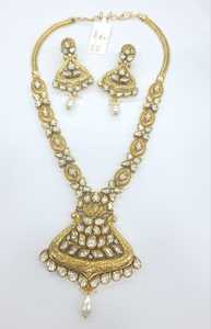 Collier à pendentif Royal Kundan serti de pierres vertes et de boucles d'oreilles Bijoux de créateur pour femme adaptés à tous les événements traditionnels - Product Image 6