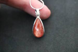 Fournisseur en gros HARI OM CREATIONS Collier avec pendentif en pierre de soleil naturelle Pendentif en laiton plaqué rhodium Bijoux pour femmes - Product Image 4