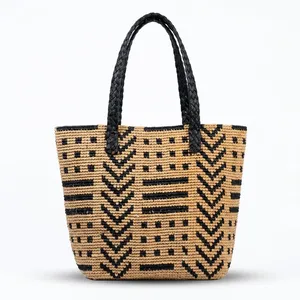 Sac cabas bohème en raphia avec motif brodé bleu, ouverture supérieure, style plage estival - Product Image 5