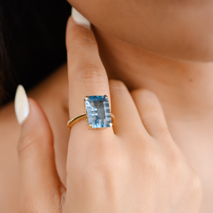 Dernière collection de créateurs Bague solitaire en or jaune massif 18 carats avec topaze bleue octogonale naturelle Bijoux fins pour les fêtes - Product Image 4