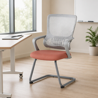 Chaise d'invité en maille à dossier lamellé avec accoudoirs à boucle fixe, empilable, base chenille, pour formation, réception et conférence