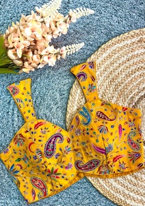 Blusa con bordado de zari y lentejuelas con estampado en posición Blusa con diseño de espalda abierta con detalle de huk Cuello en V de estilo moderno - Product Image 3