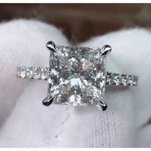 Bague de fiançailles pour femme en or blanc avec halo caché et pierres latérales, diamant de laboratoire certifié IGI Princess 1,60 ct - Product Image 1