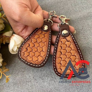 Porte-clés en cuir taillé sculpté à la main Porte-clés en cuir de forme exotique mignon Accessoires en cuir taillé Porte-clés mignons pour unisexe - Product Image 1