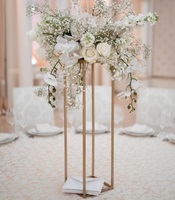 Centre de table de mariage artistique de qualité supérieure avec un support floral décoratif et des bougeoirs en métal pour les décorations d'événements