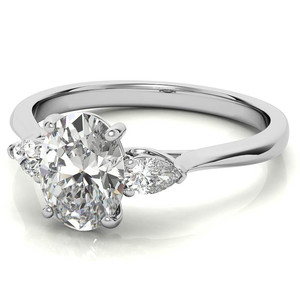 Bague de fiançailles classique à trois pierres en moissanite, taille ovale et poire, sertie à griffes, pour femme, en argent 925, luxe SHREYA DIAM, usage quotidien - Product Image 5