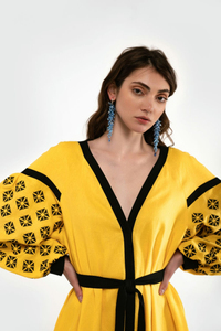 Robe brodée de fleurs ukrainiennes modernes et élégantes de style unique avec ceinture Robe ukrainienne à manches bouffantes et évasées en tissu de lin doux - Product Image 3