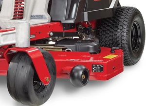 Tondeuse autoportée Toro MyRide, moteur 4 temps à essence, système de suspension rotatif, siège noir et rouge - Product Image 2