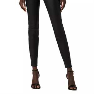 Pantalons en cuir pour femmes de haute qualité fabriqués sur mesure par OEM-élégants et confortables pour toutes les occasions - Product Image 4