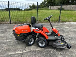 Potente cortacésped Husqvarna R 112C con tractor de jardín disponible - Product Image 5