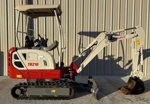 ENVÍO GRATUITO Miniexcavadora TAKEUCHI TB216 de 16 HP, con cabina abierta, motor diésel, cucharón de enganche rápido, certificación EPA y CE, sistema hidráulico auxiliar, 2 velocidades, PLC. - Product Image 4