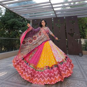 Ensemble multicolore de créateur style Bollywood Gujarati Lehenga Choli avec broderie miroir pour fête de femmes Navratri Chaniya Indian - Product Image 3