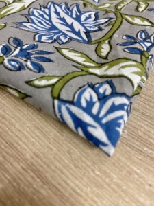 Tela vintage india con estampado floral hecho a mano, textiles botánicos vintage en inglés y francés - Product Image 3