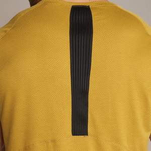 Camiseta de entrenamiento holgada para hombre Kurt-Gold Transpirable de secado rápido Ropa deportiva sostenible Camisa de gimnasio ecológica Ropa de gimnasio dorada - Product Image 4